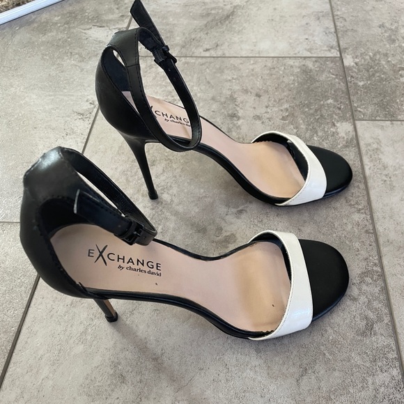 Exchange by Charles Davis Black and White high heel stiletto shoes SZ 9M - Picture 2 of 5